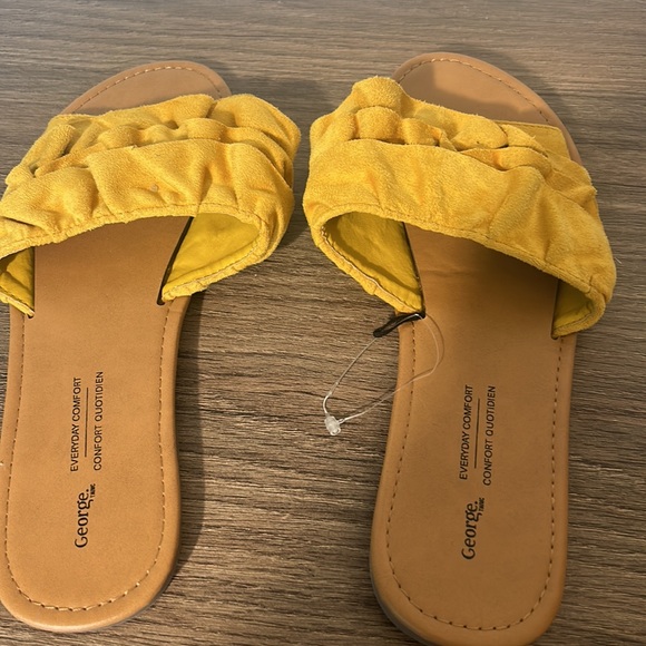 NWOT BOX GEORRGE SLIDE IN RUFFLED FLATS IN MUSTARD COLOUR IN SIZE 9 - Picture 3 of 4